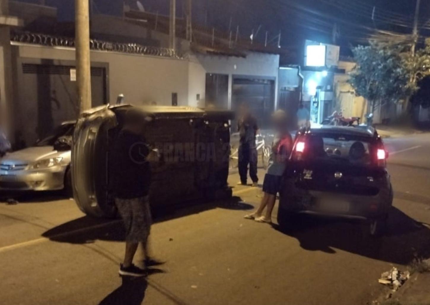 Carro tomba após colisão em rua do Jardim Cambuí