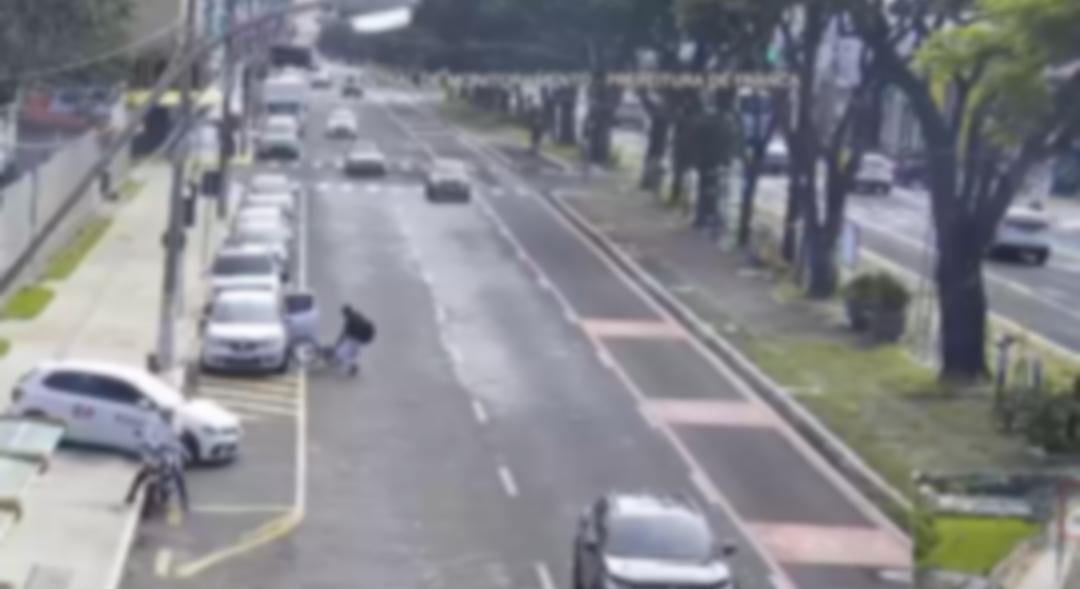 Ciclista fica ferido após ser atingido por porta de carro de aplicativo