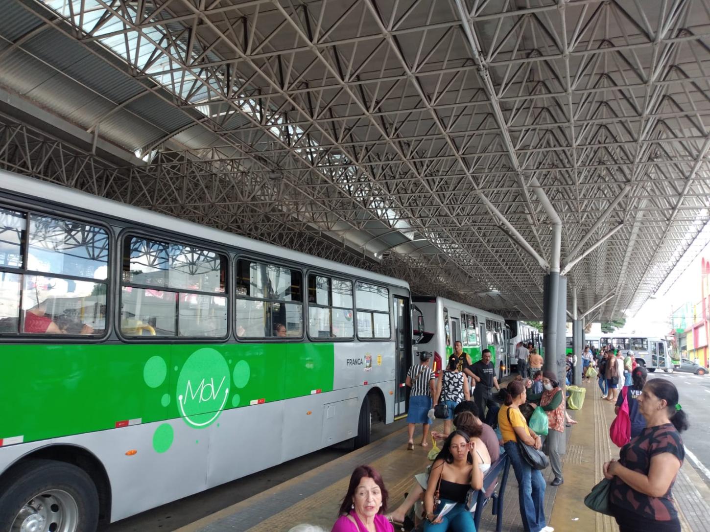 Cinco linhas de ônibus terão mudanças nos horários em Franca