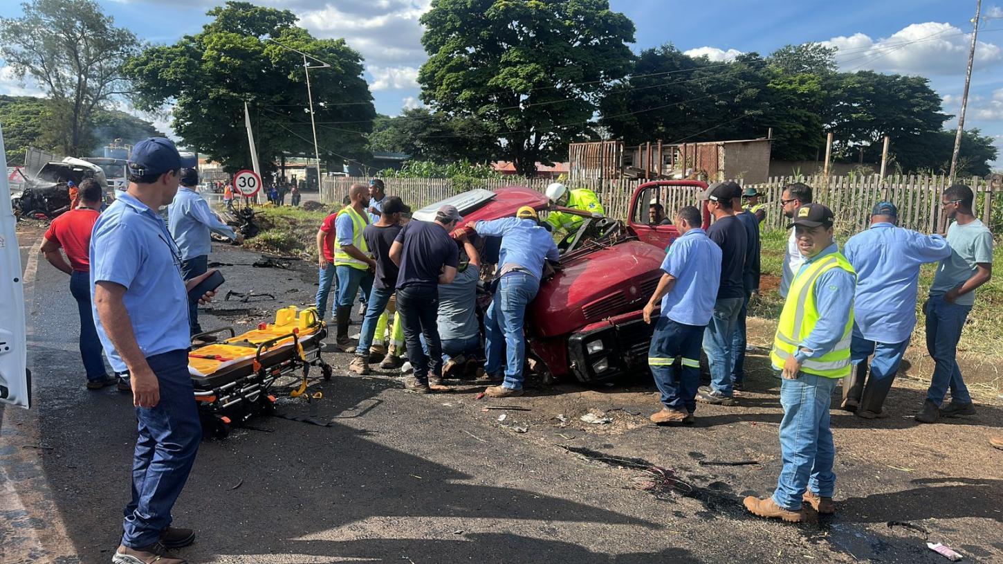 Colisão entre caminhões deixa homem em estado grave na Cândido Portinari