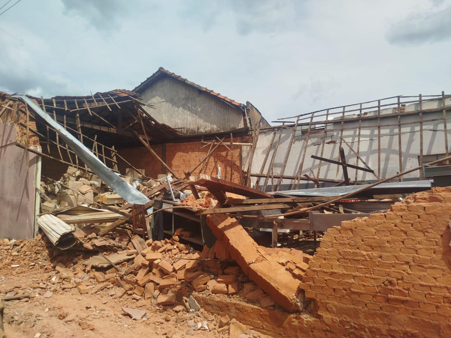 Barracão desaba na região central de Franca; assista 