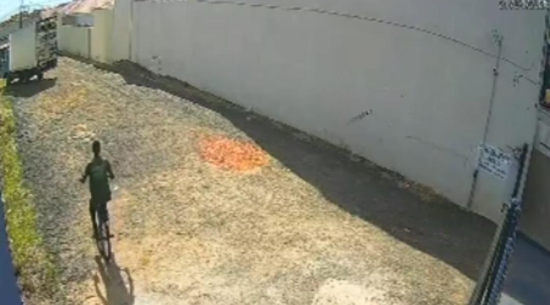 Funcionário de loja de tintas tem bicicleta furtada no Jardim Integração