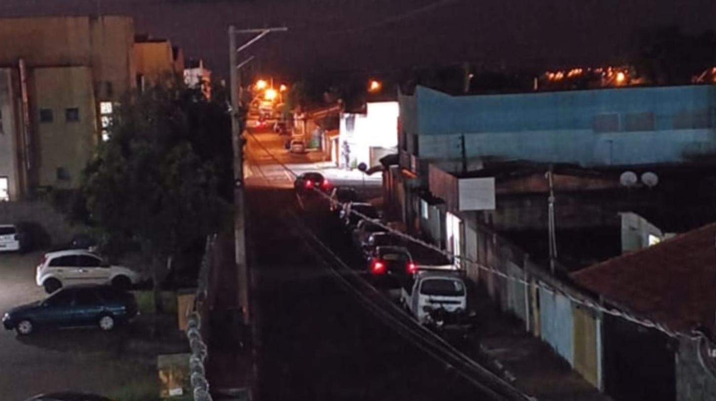 Rua fica às escuras após acidente que derrubou três postes em fevereiro