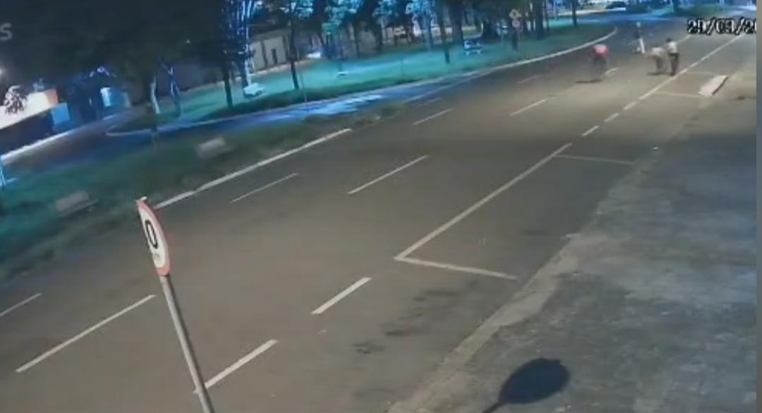 Homem de 66 anos sofre fratura após ser atropelado por bicicleta