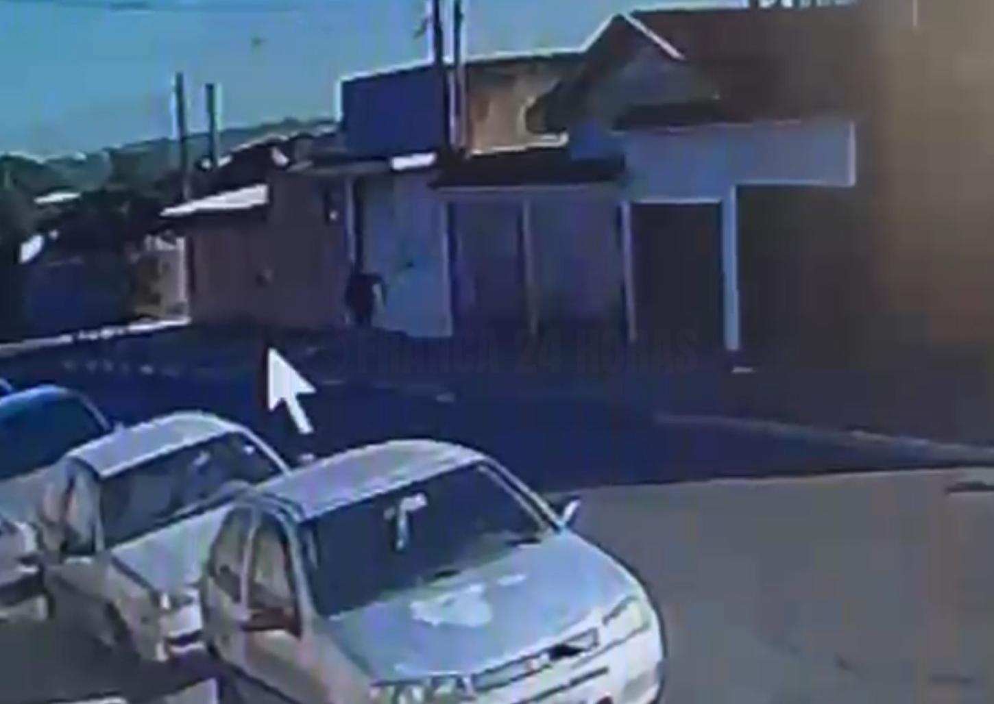 Homem é baleado no City Petrópolis; câmera registrou parte do crime