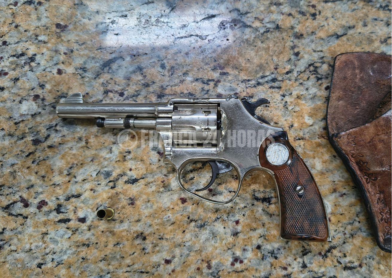 Homem é flagrado pela Polícia Militar com revólver em avenida na Estação 