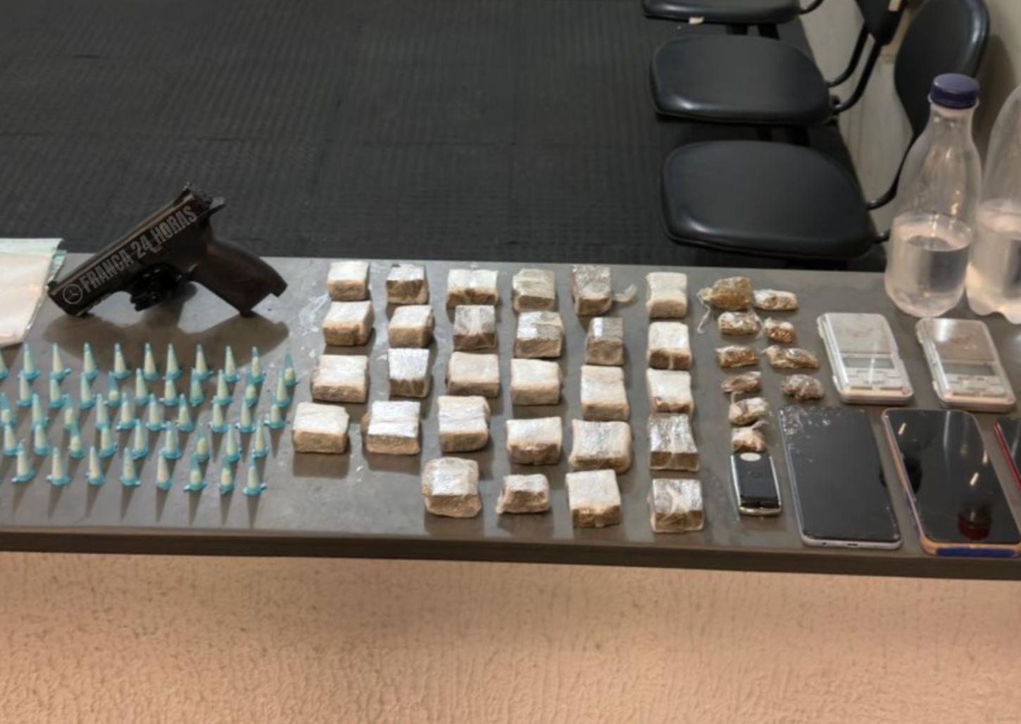 Homem é preso pelo BAEP com drogas e simulacro no Jardim Palma