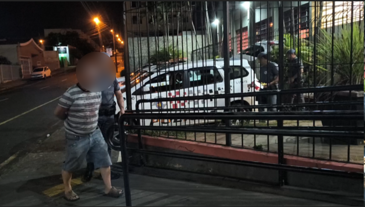 Homem fica em estado grave após ser esfaqueado; PM prende autor do crime