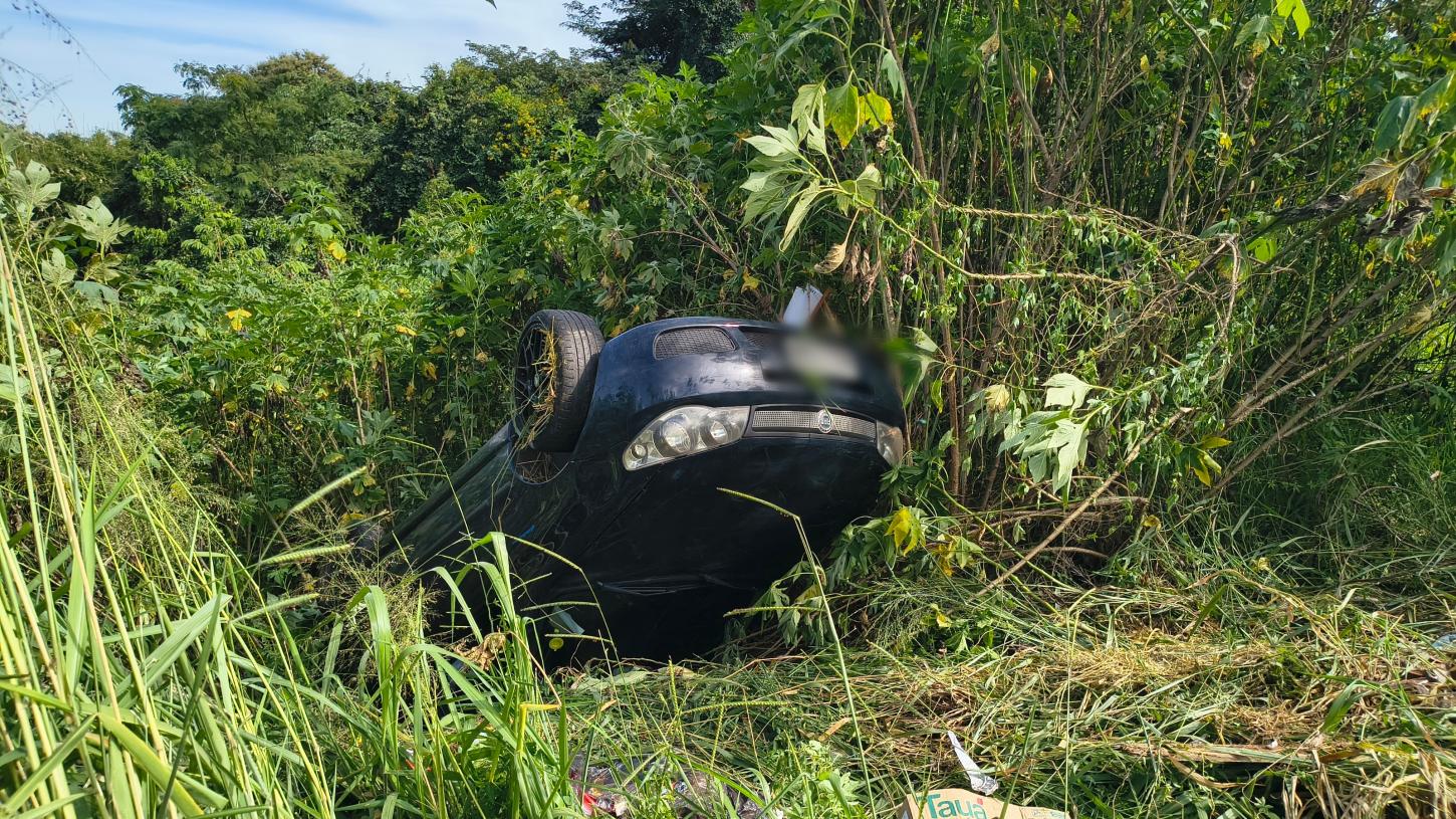 Carro capota e cai em ribanceira após colisão com caminhão 