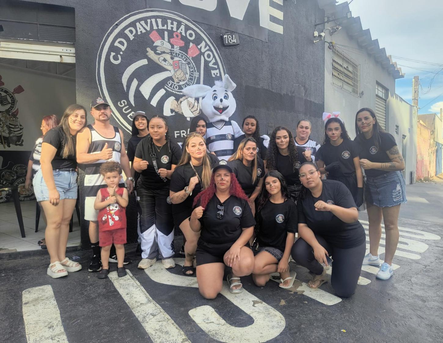 Integrantes da Pavilhão 9 distribuem ovos de páscoa em ação beneficente