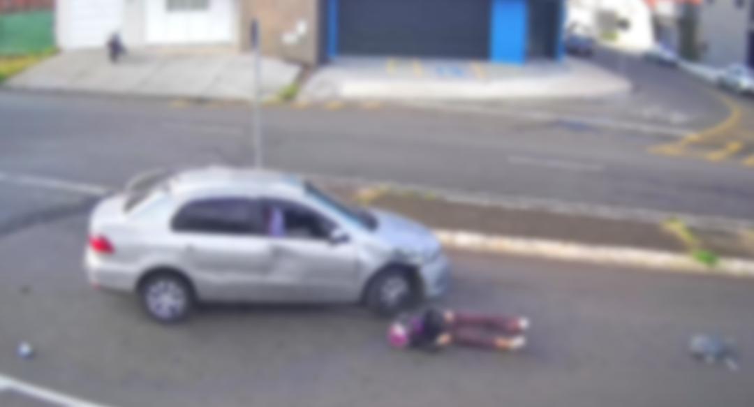 Jovem fica ferida em acidente entre carro e moto na Hugo Betarello