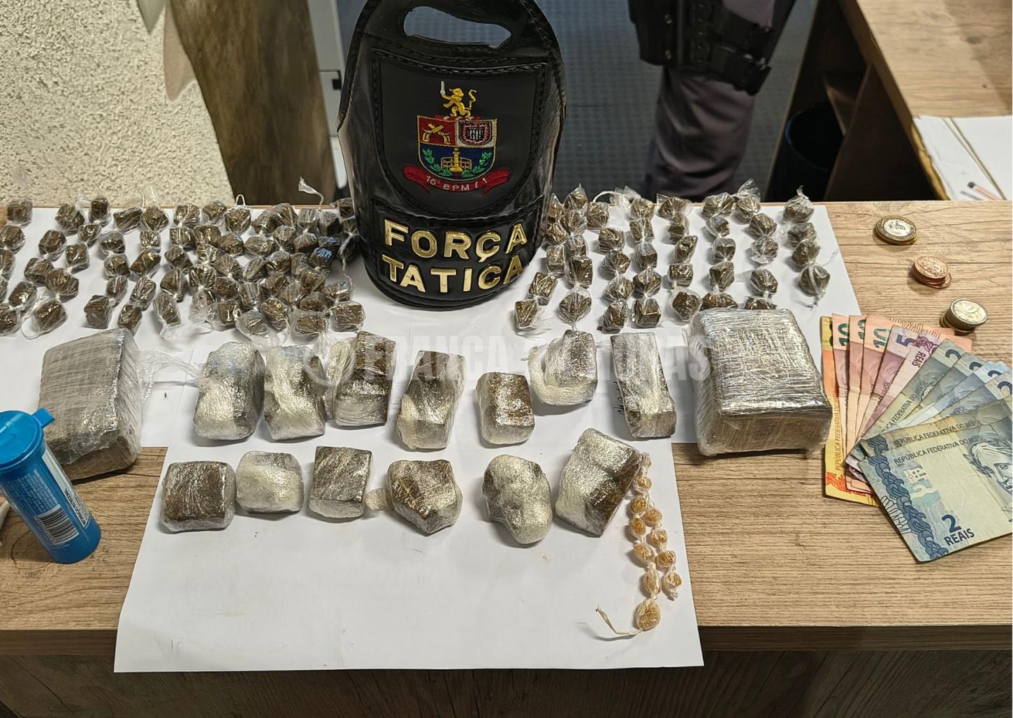 Força Tática prende traficante com cocaína, crack e maconha em Franca