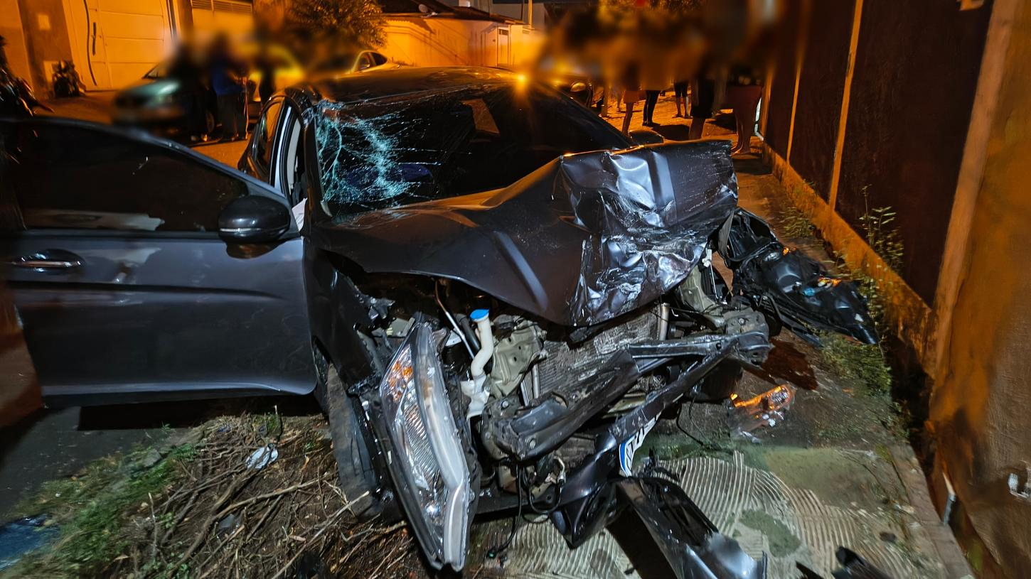 Motorista bate em carro estacionado e capota no Recanto Elimar 