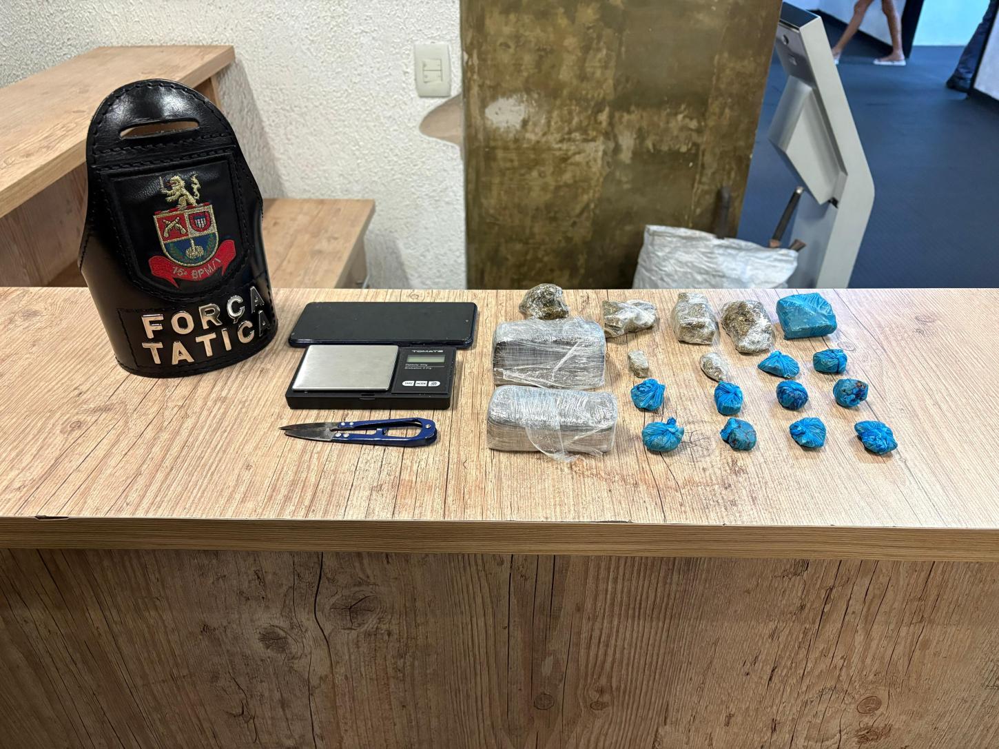 Policiais da Força Tática prendem traficante no Jardim Parati