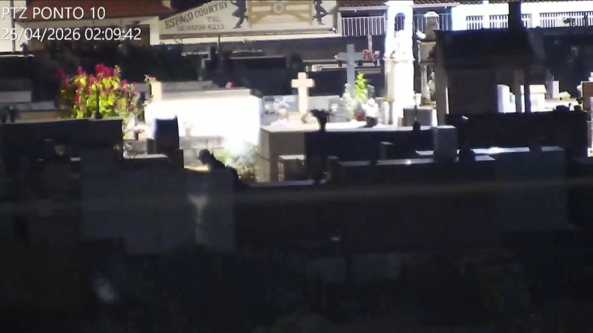 Ladrão é preso pela PM em cemitério com malas cheias de bronze e cobre 