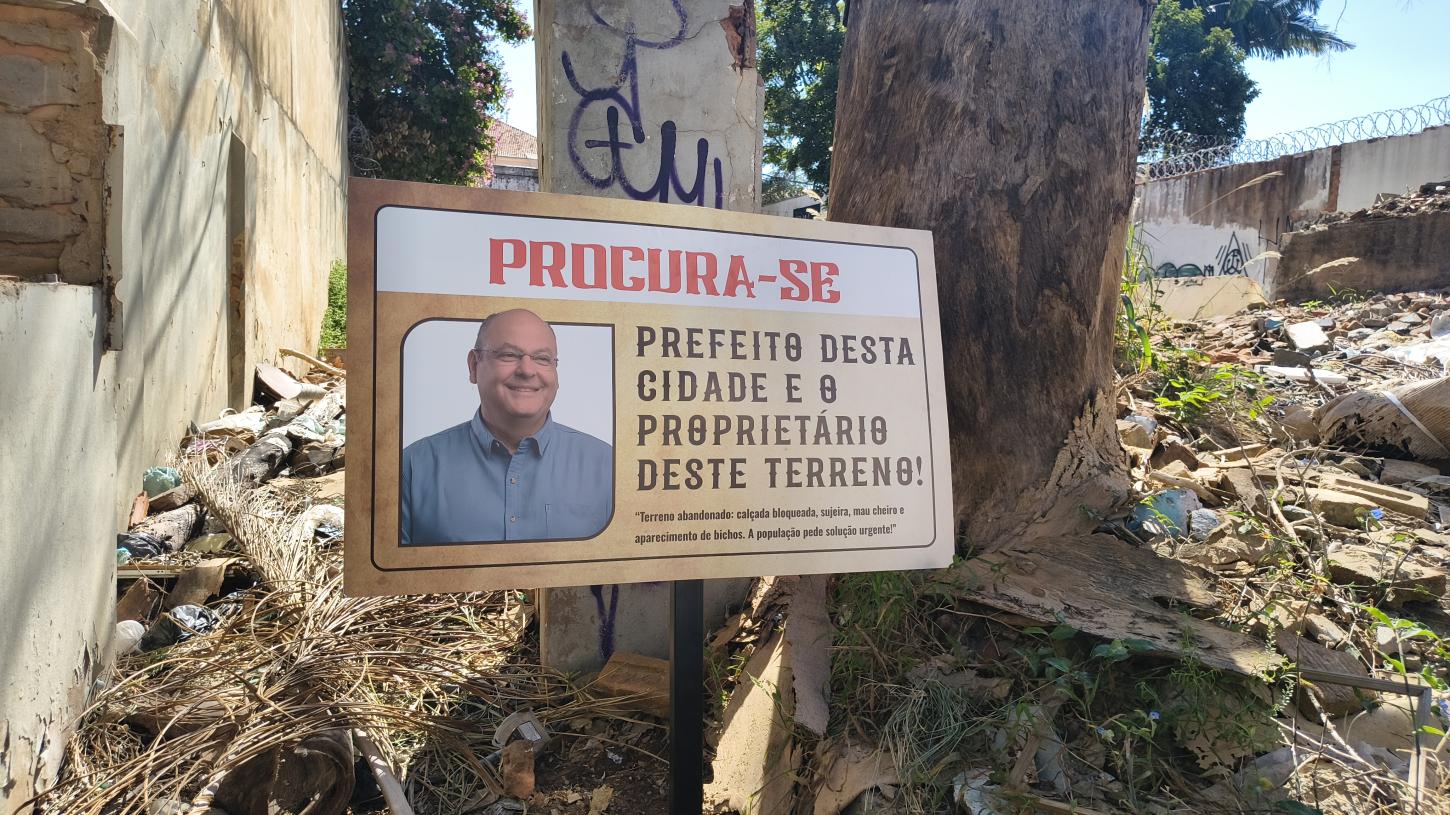 Moradores e comerciantes protestam contra casa abandonada no Centro 