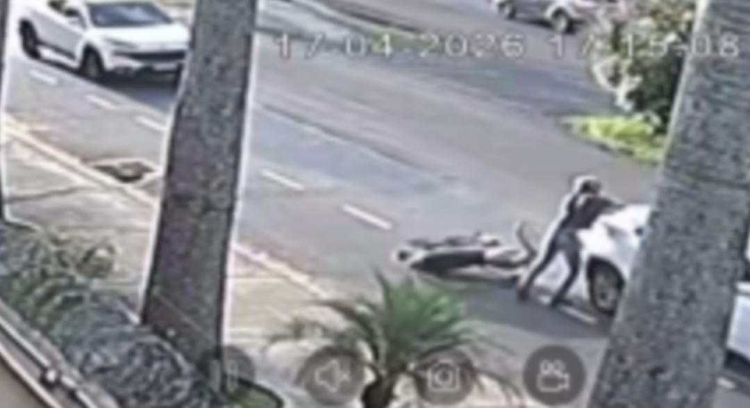 Motociclista atinge carro parado em congestionamento e vai embora do local 