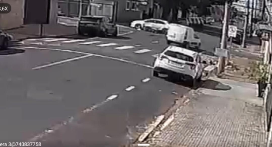 Motorista avança sinal de 