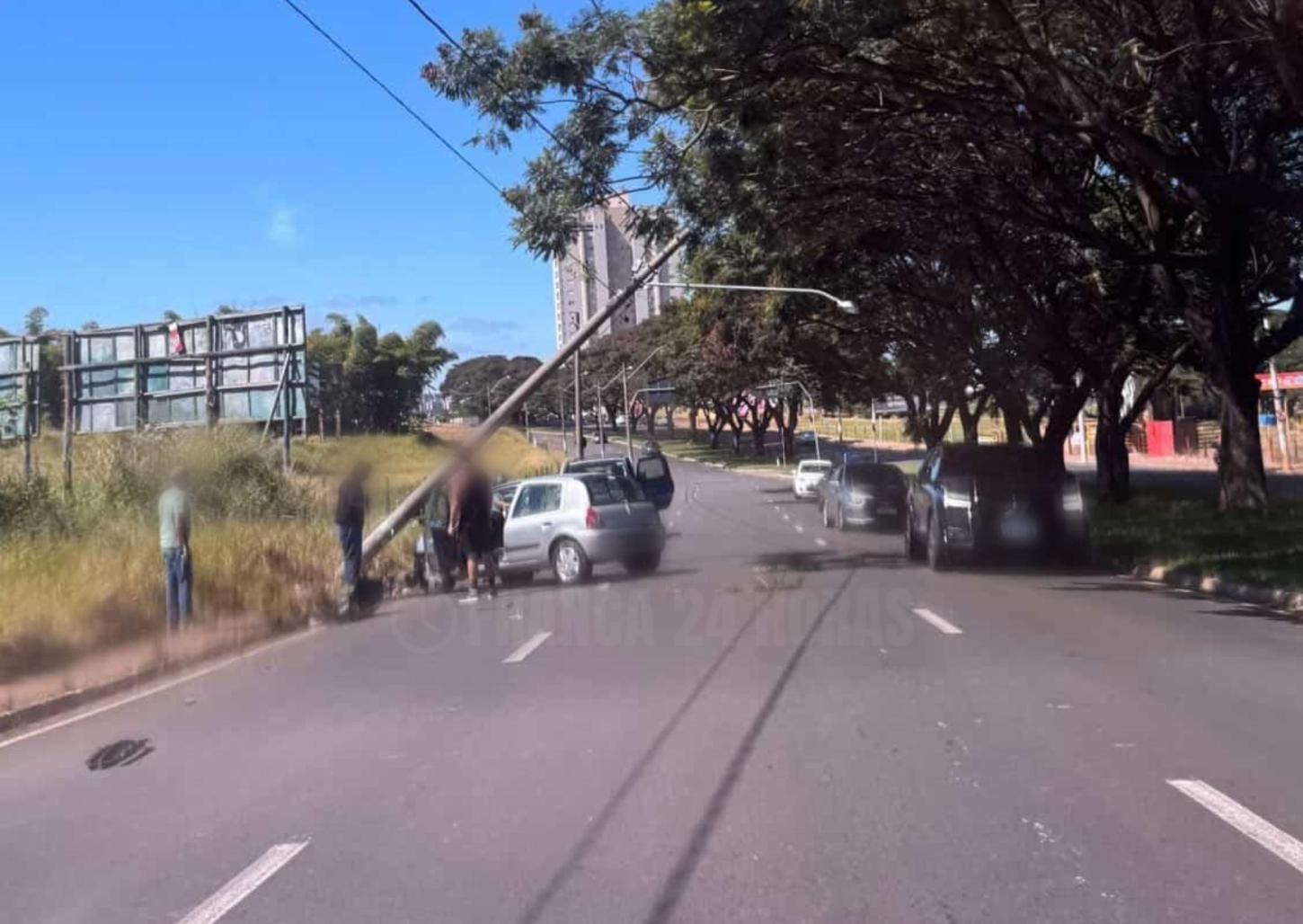 Motorista bate carro em poste na avenida Rio Amazonas 