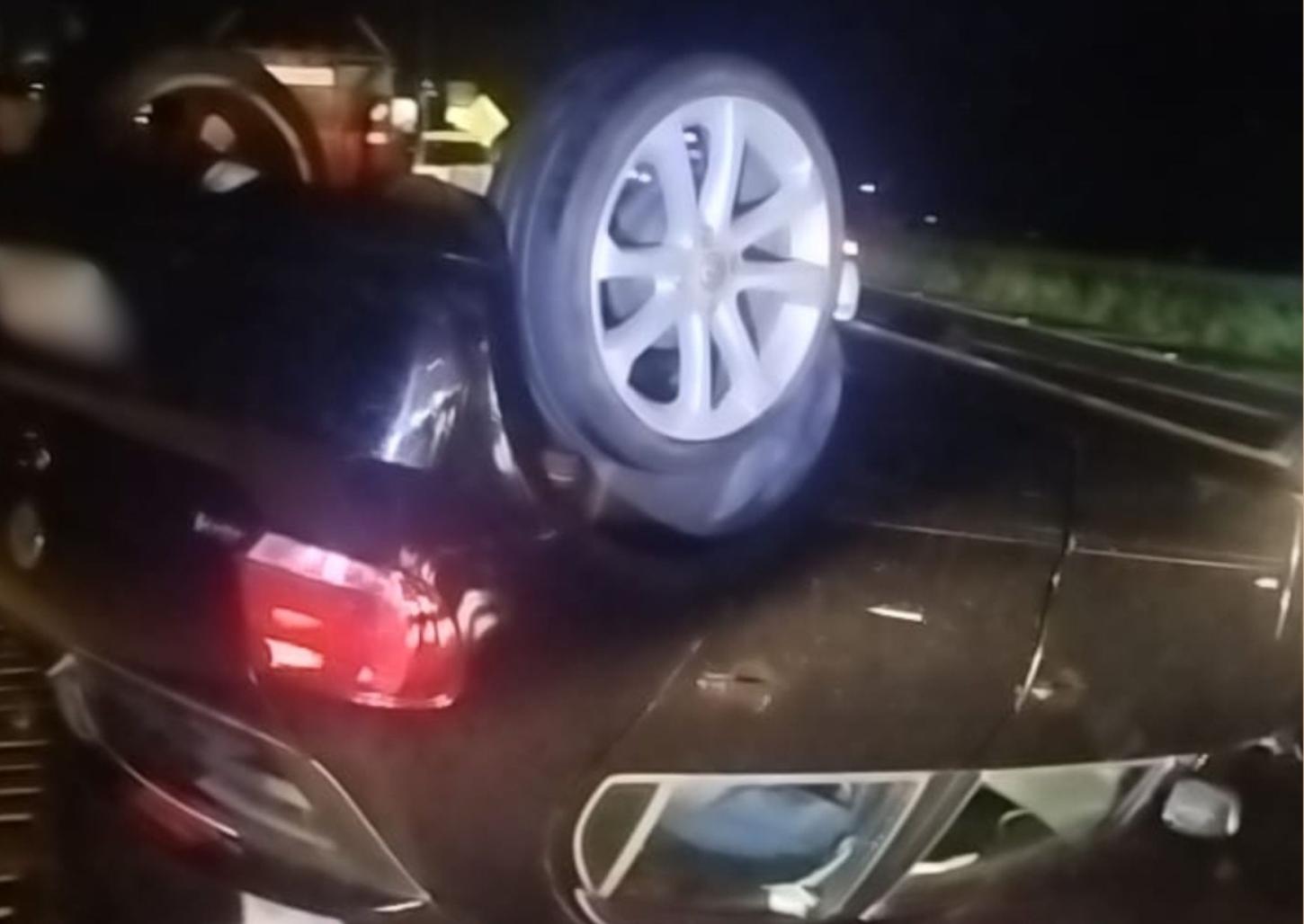 Motorista capota carro na Portinari, abandona veículo e foge; assista 