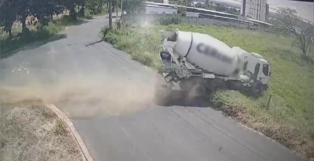Motorista e ajudante pulam de caminhão desgovernado em Rifaina