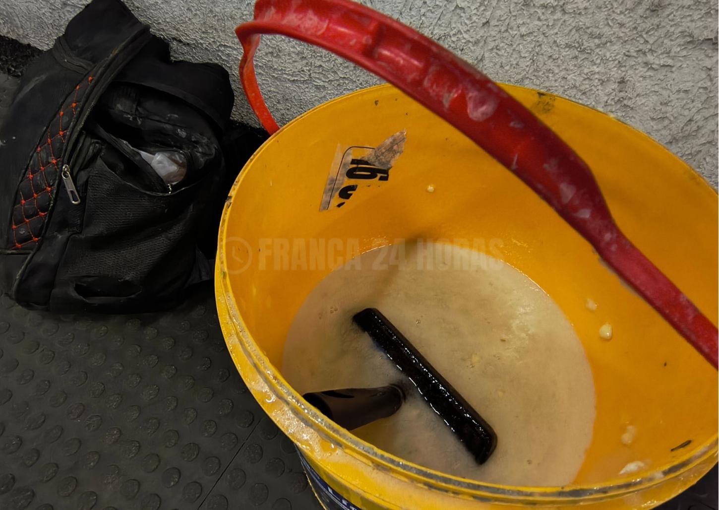 De novo: funcionário do pai Joaquim é flagrado colando cartazes em postes