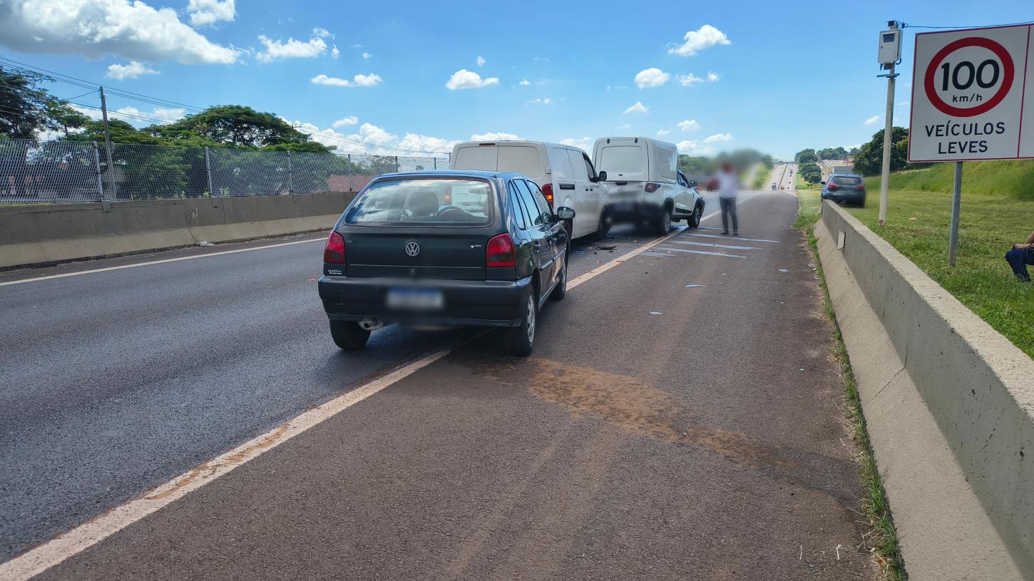 Quatro veículos se envolvem em engavetamento na Cândido Portinari 