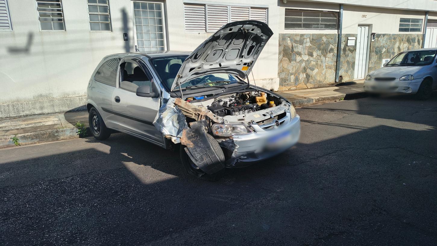 Homem bate carro em poste e fica ferido no bairro Cidade Nova 