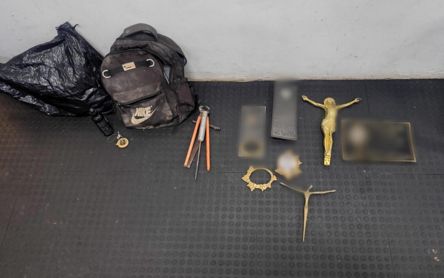 Dois são presos pela Polícia Militar após invasão e furto em cemitério