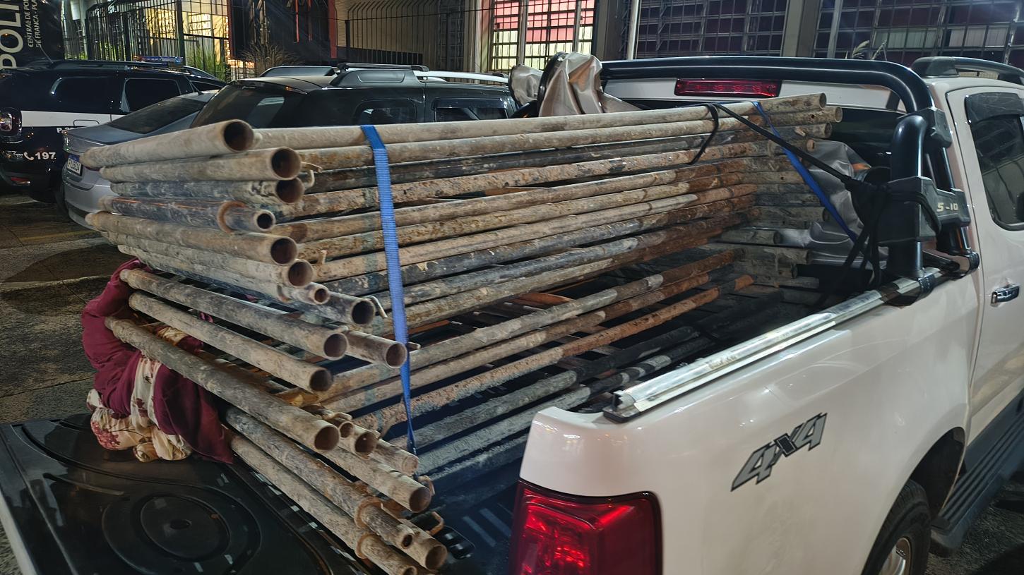 PM recupera andaimes furtados em construção e prende ladrão