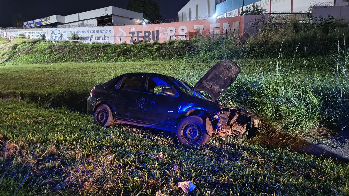 Carro capota na rodovia Cândido Portinari; assista