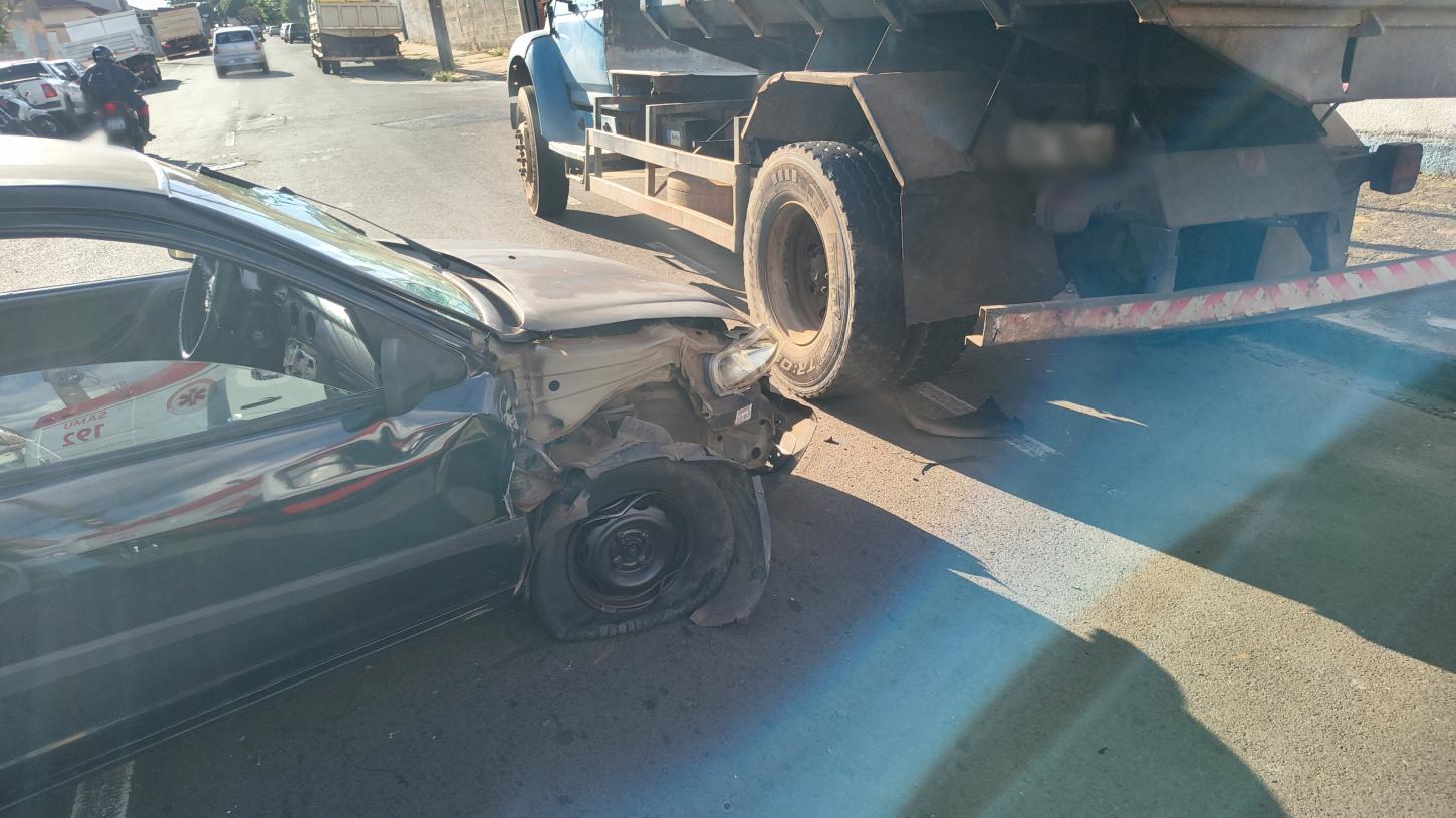 Homem bate carro em caminhão estacionado e fica ferido