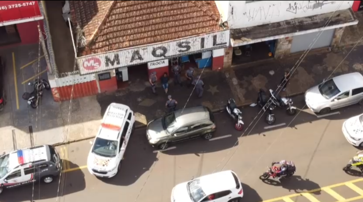 Tentativa de furto termina com disparo de arma de fogo; assista 