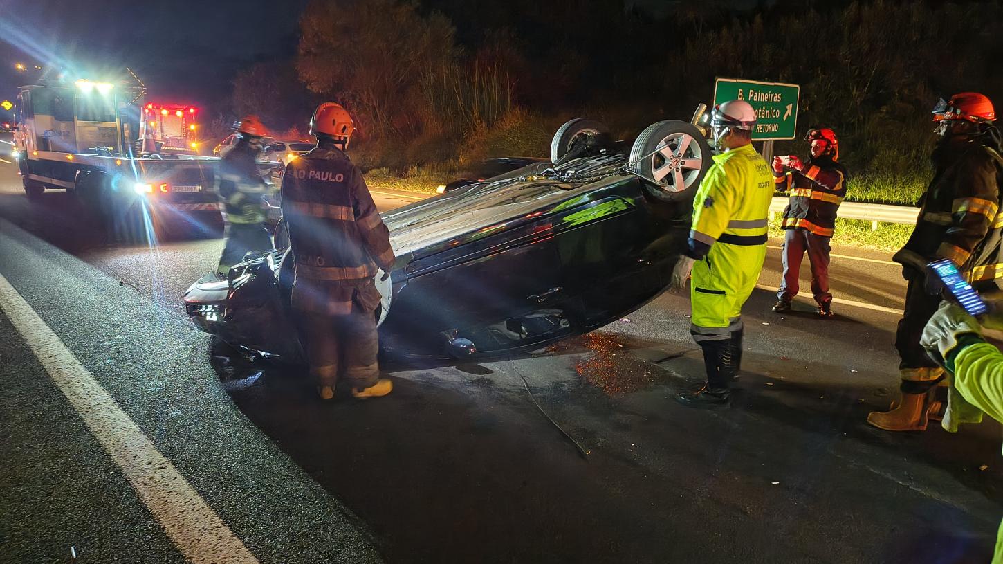 Carro capota na rodovia Cândido Portinari na zona norte de Franca
