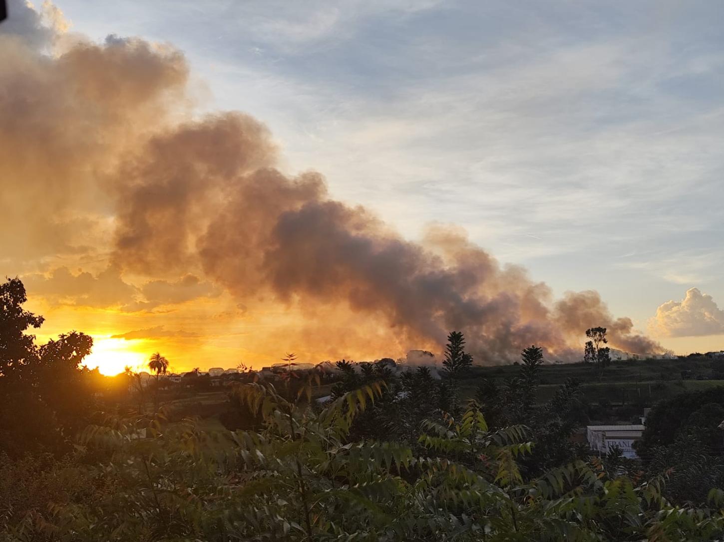 Incêndio de grandes proporções mobiliza bombeiros no Parque São Jorge