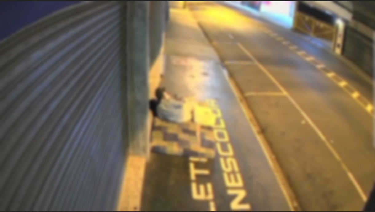 Moradores de rua são flagrados fazendo sexo em calçada 