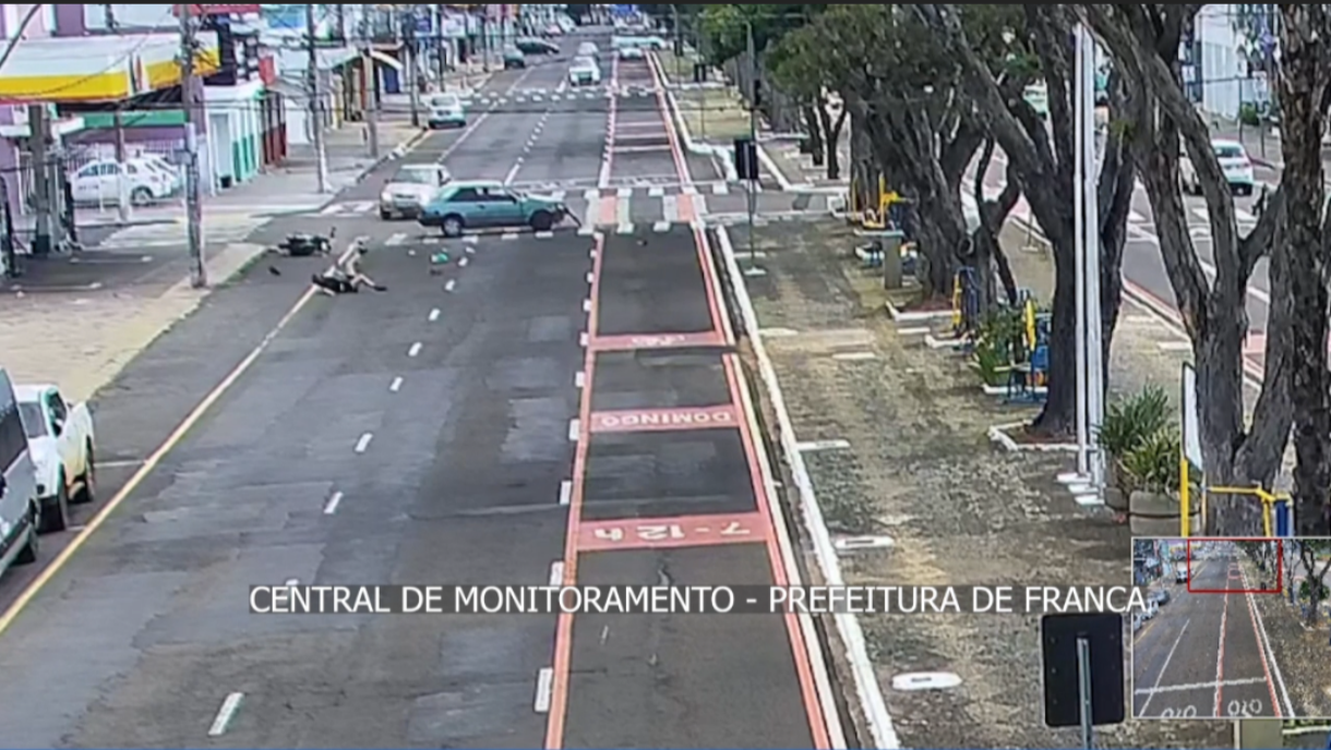 Motorista faz conversão proibida e causa grave acidente em avenida 