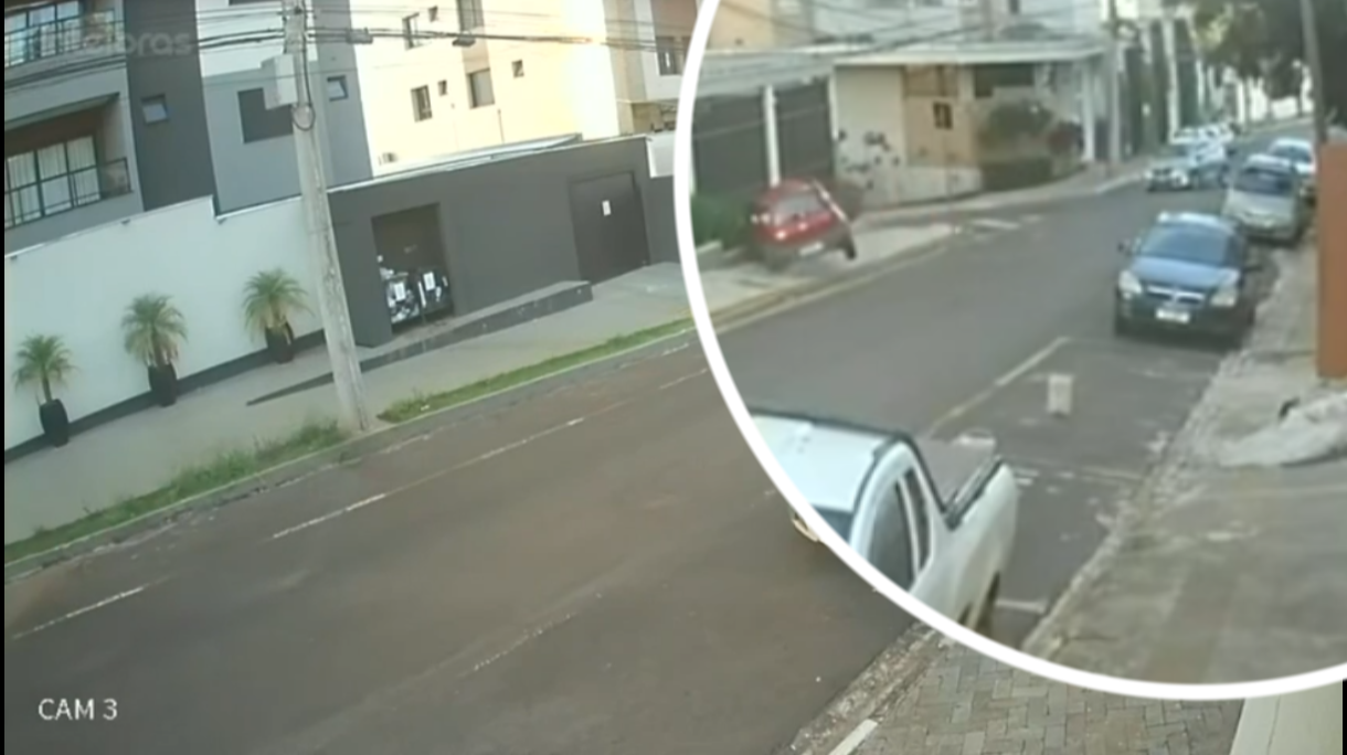 Motorista evita colisão, mas perde controle e sobe em calçada