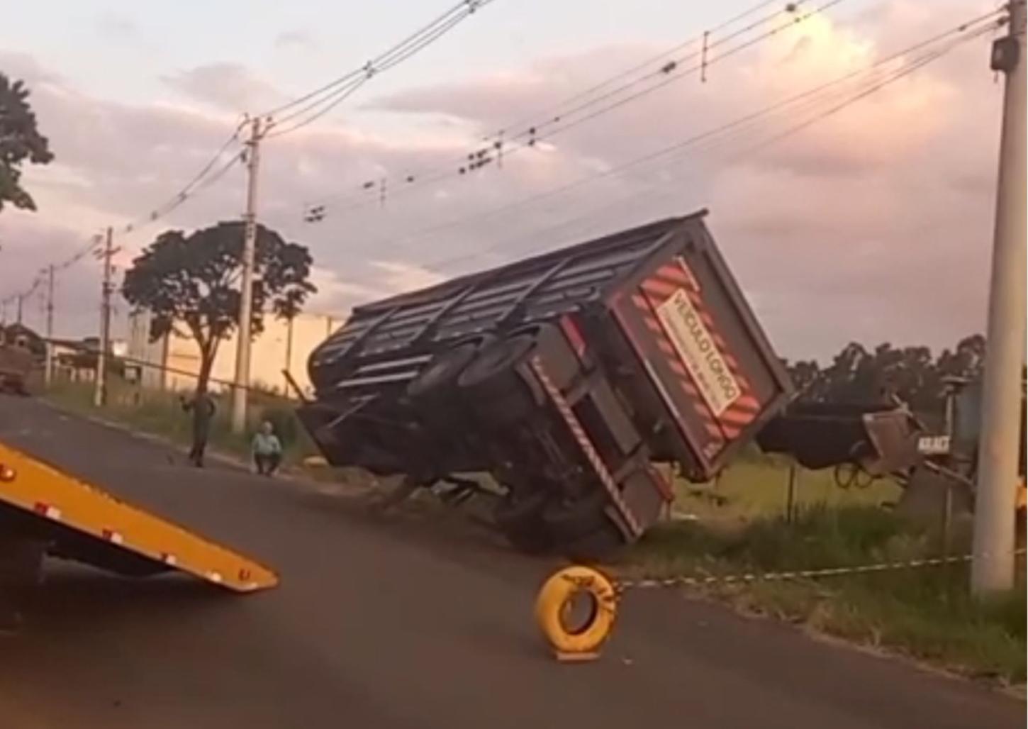 Reboque que tombou no Distrito Industrial é removido; assista 