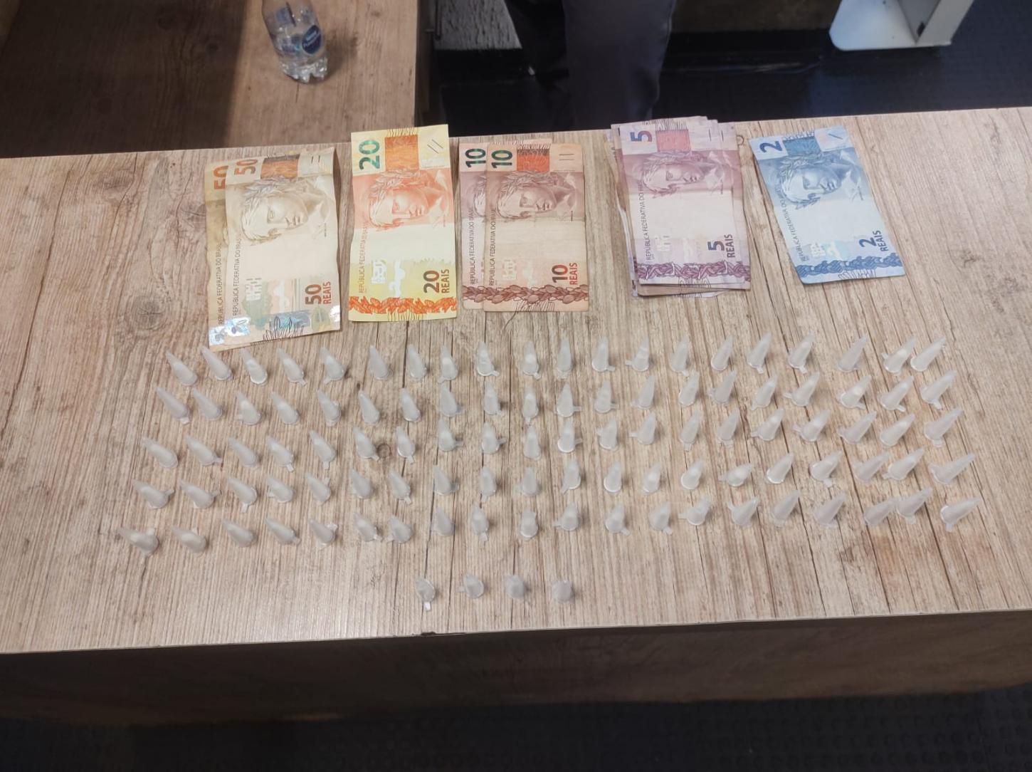 Traficante é preso pela Força Tática com mais de 100 pinos de cocaína 
