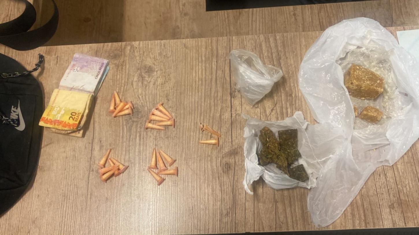 Traficantes tentam fugir da Força Tática, mas são presos no 