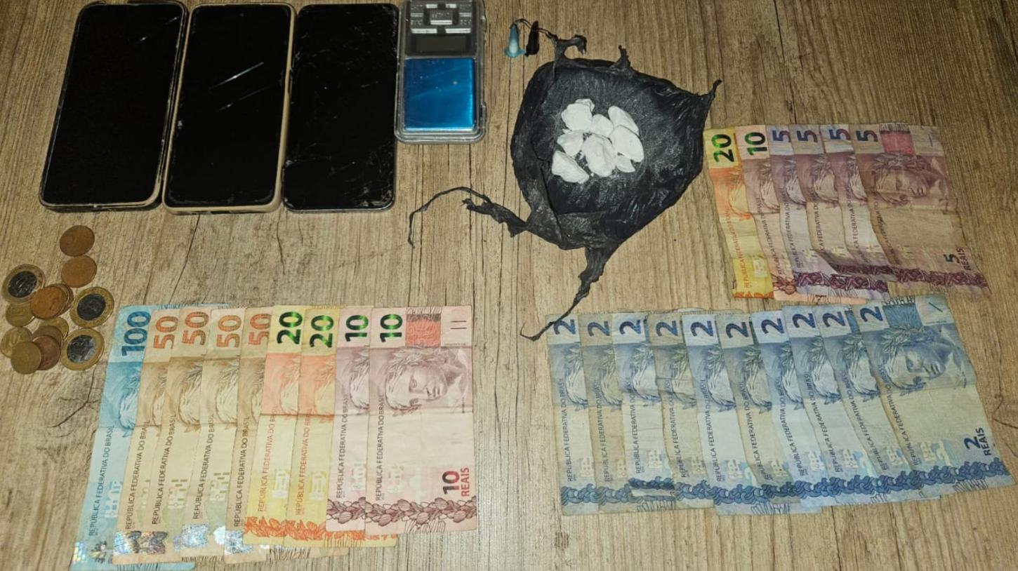 Trio é detido pela PM com drogas e dinheiro após denúncia