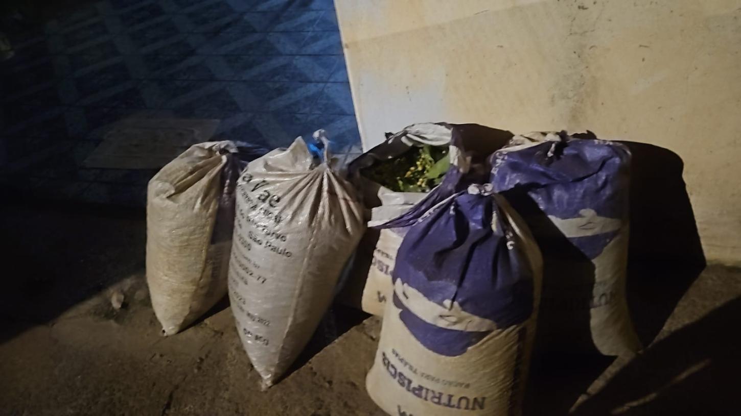 Trio furta café em fazenda e acaba preso pela PM junto com o receptador