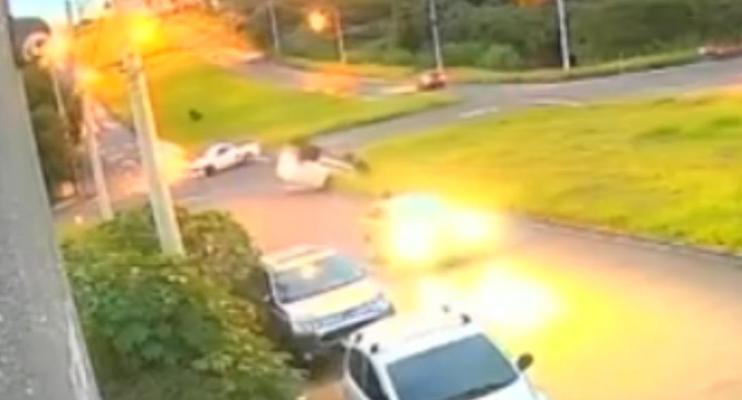 Vídeo mostra momento em que furgão capota após colisão em Franca