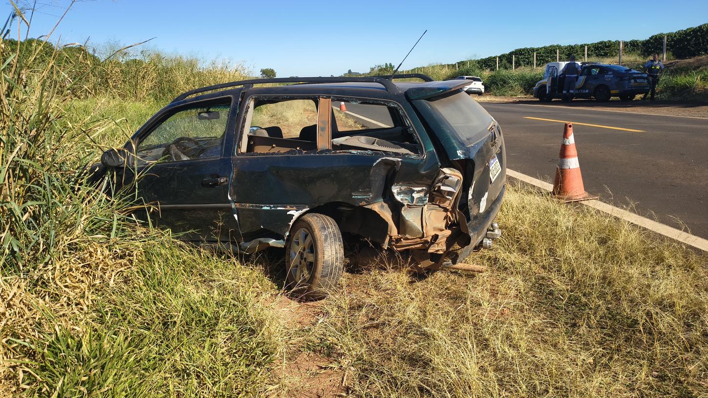 Colisão entre carros na rodovia Irineu Rodrigues Pereira deixa um ferido 