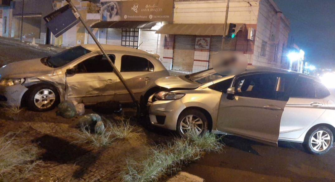 Acidente entre dois carros deixa mulher ferida no bairro da Estação