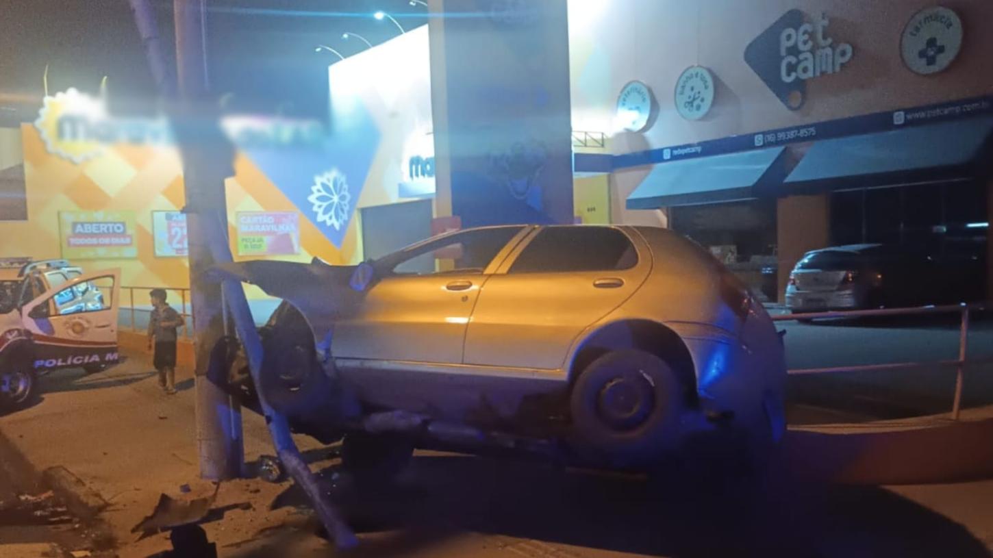 Adolescente pega carro do tio e colide contra semáforo na avenida Brasil