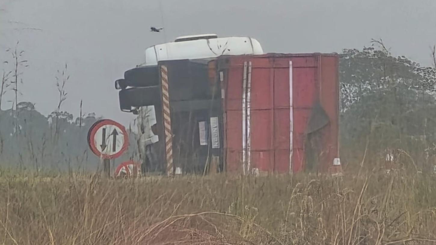 Carreta tomba em curva e espalha carga de laranjas na Fábio Talarico