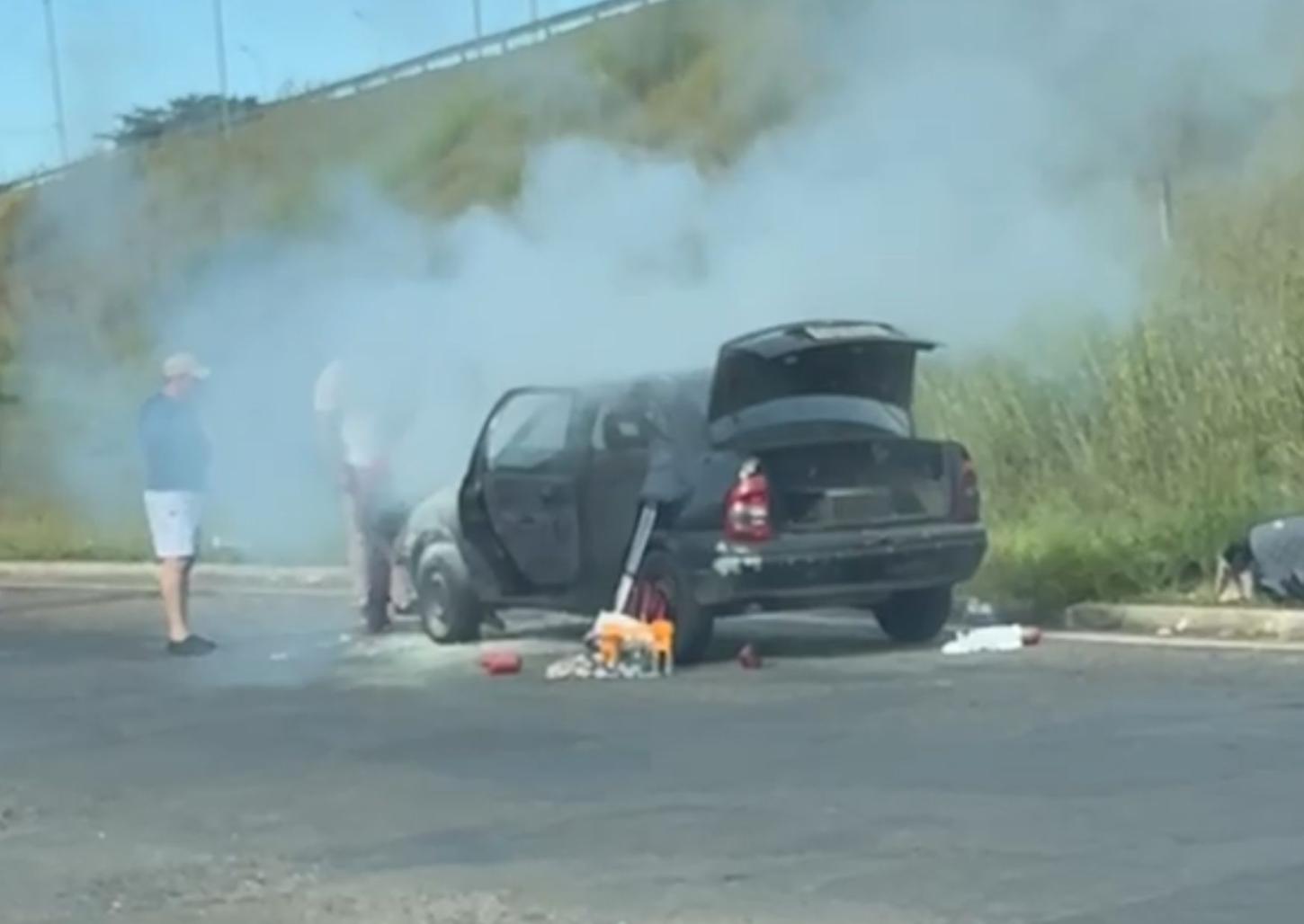 Carro pega fogo próximo ao pontilhão do Parque do Horto