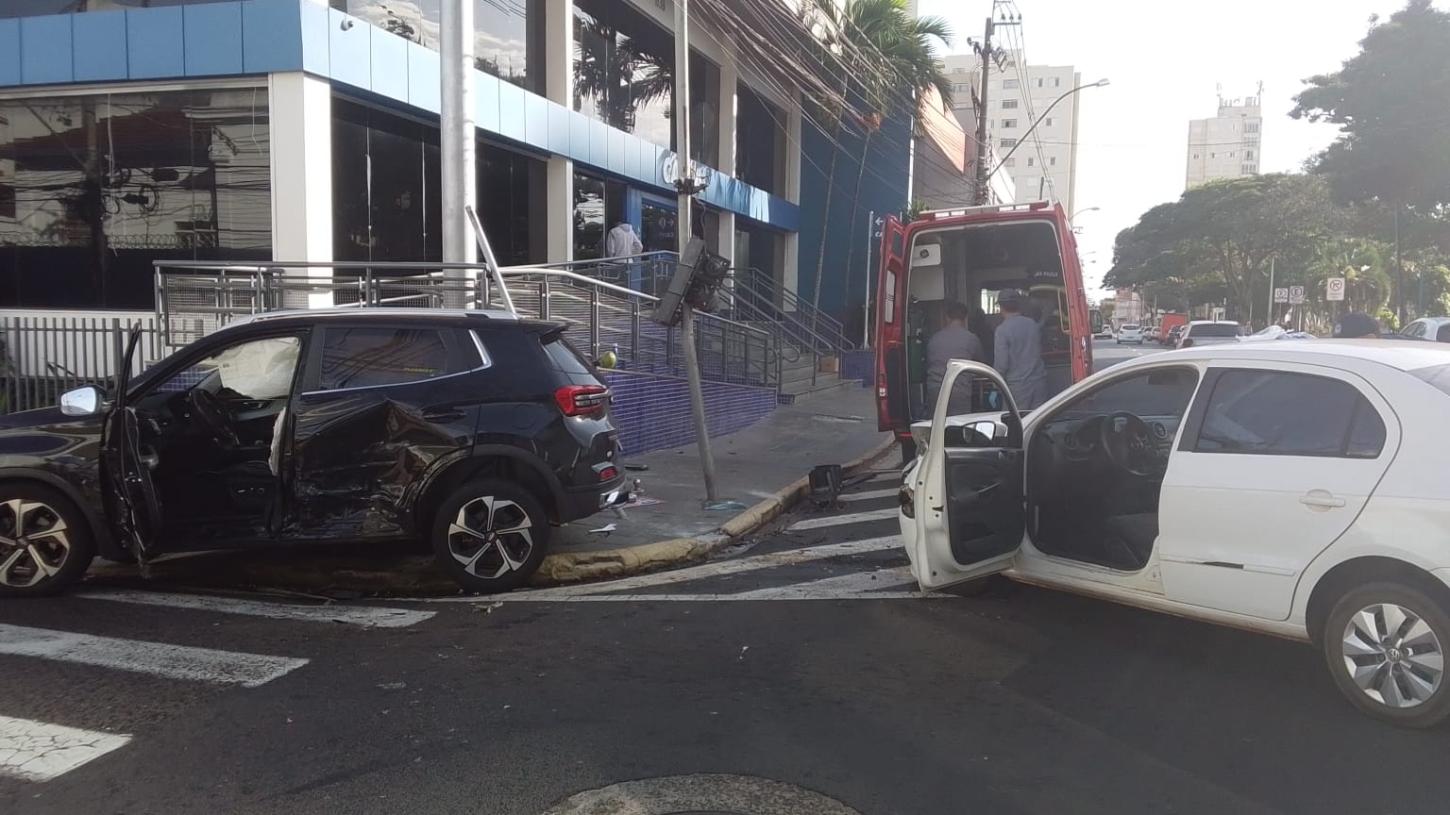 Colisão entre carros no Centro de Franca deixa uma pessoa ferida